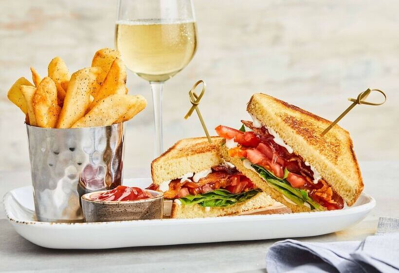 هتل Courtyard By Marriott Hickory