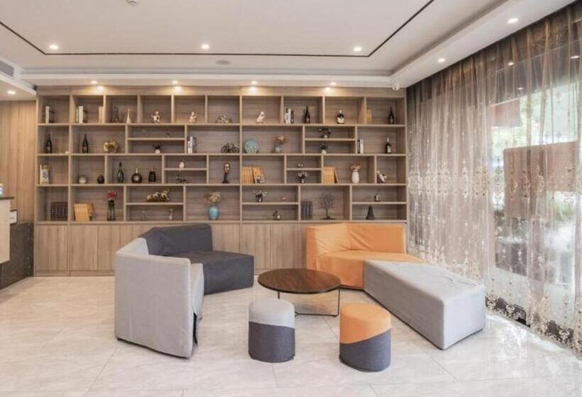 Отель Green Tree Inn Nanjing Xinjiekou Wangfu Avenue