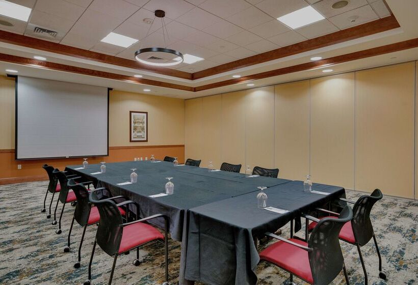 هتل Hilton Garden Inn Milwaukee Airport