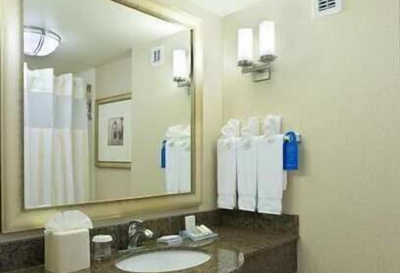 هتل Hilton Garden Inn Mt. Laurel