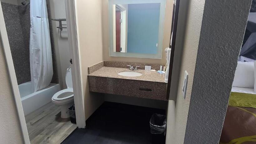 فندق Super 8 By Wyndham Lubbock West