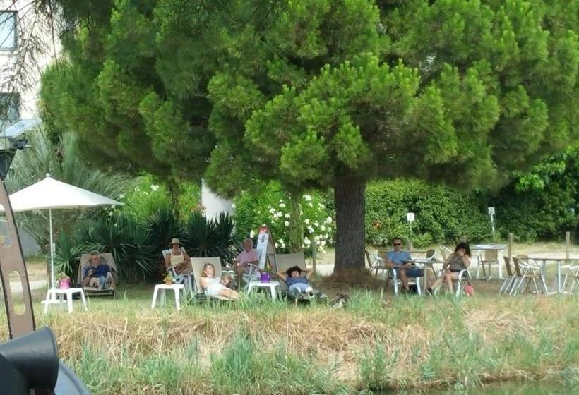 هتل Canal Aigues Mortes