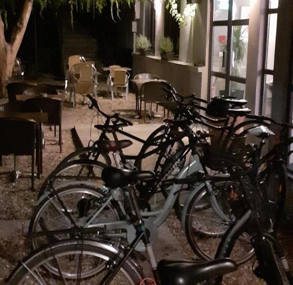 هتل Canal Aigues Mortes