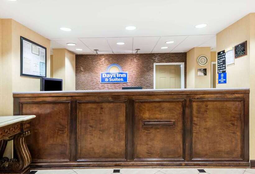 בית מלון כפרי Days Inn & Suites By Wyndham Prattville Montgomery