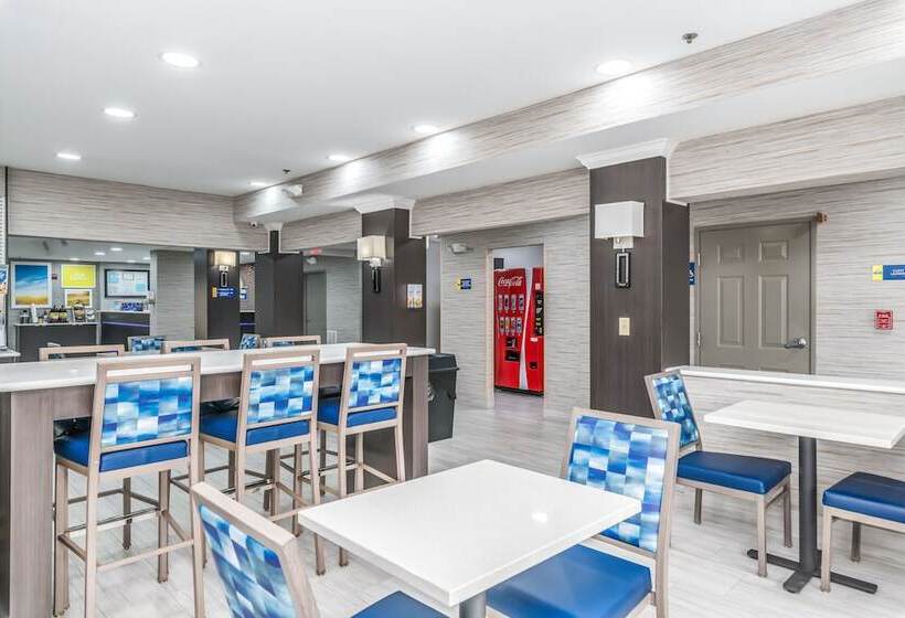 בית מלון כפרי Days Inn & Suites By Wyndham Prattville Montgomery