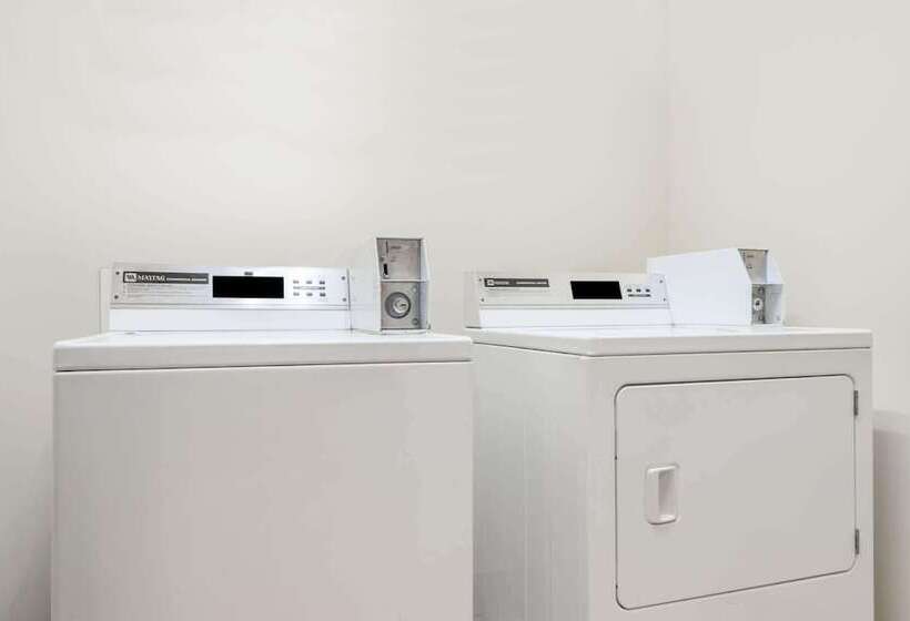 בית מלון כפרי Days Inn & Suites By Wyndham Prattville Montgomery