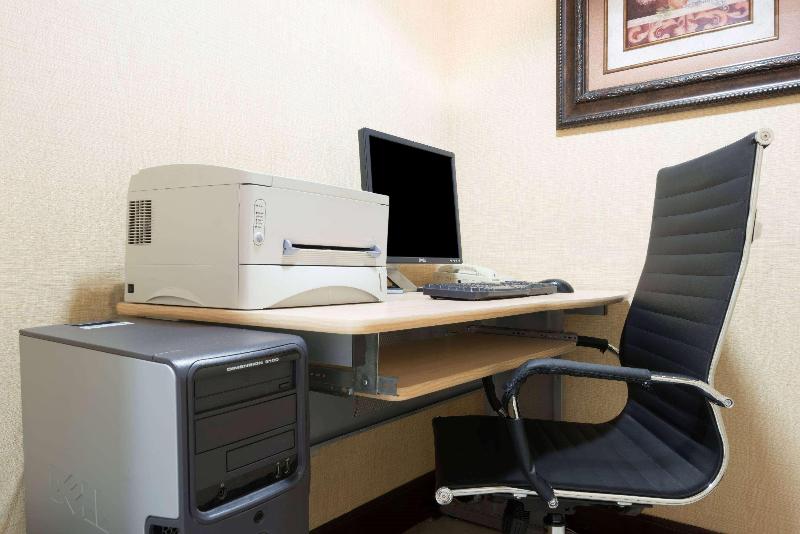 בית מלון כפרי Days Inn & Suites By Wyndham Prattville Montgomery