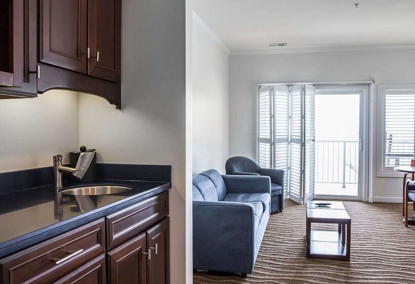 Island Inn & Suites, Ascend Hotel Collection