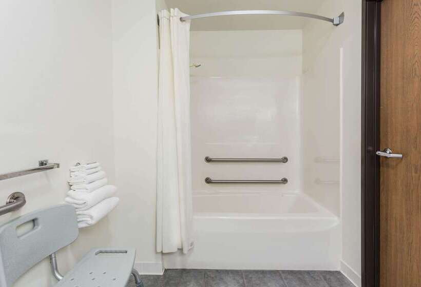 فندق Super 8 By Wyndham Reedsburg