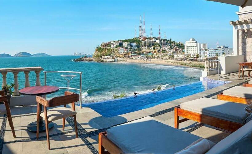 ホテル Casa Lucila Mazatlán Curamoria Collection