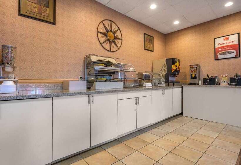 ホテル Econo Lodge Inn & Suites Triadelphia  Wheeling