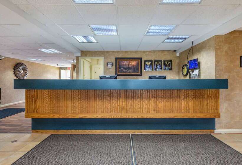 ホテル Econo Lodge Inn & Suites Triadelphia  Wheeling