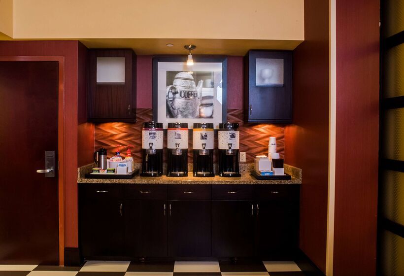 בית מלון כפרי Hampton Inn & Suites Woodstock, Va