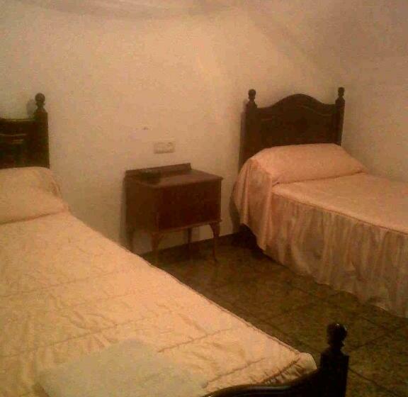 هتل Hostal Medina