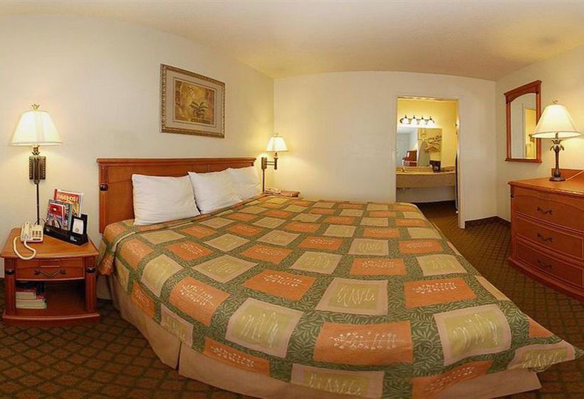 Отель Super 8 Williamsburg Amana Colonies Area