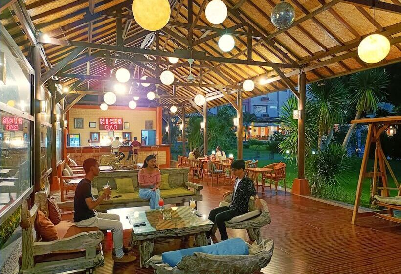 هتل The Jayakarta Suites Komodo Flores