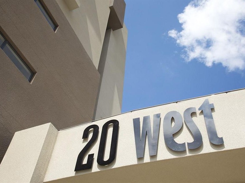 בית מלון כפרי The Capital 20 West