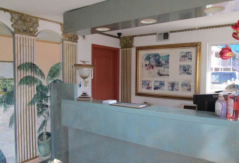هتل Delux Inn & Suites