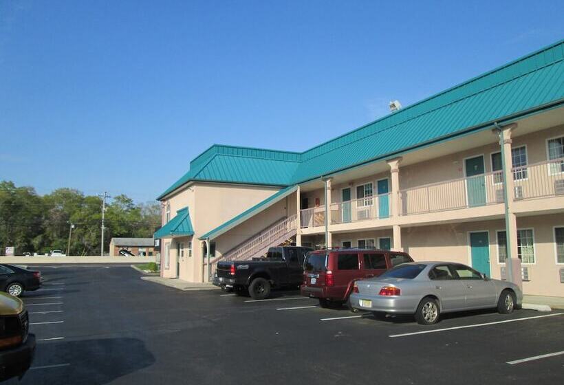 هتل Delux Inn & Suites