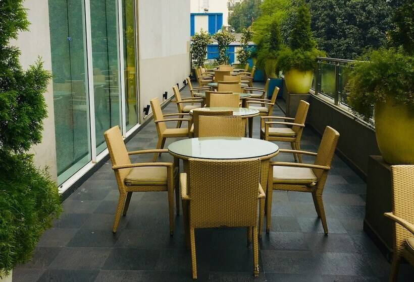 酒店 Hometel Chandigarh