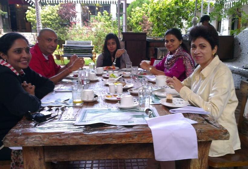 هتل Indeco Lake Forest