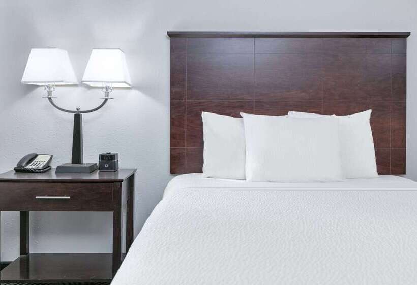 בית מלון כפרי La Quinta By Wyndham Tulsa Airport / Expo Square