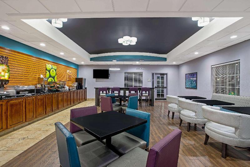 בית מלון כפרי La Quinta By Wyndham Tulsa Airport / Expo Square