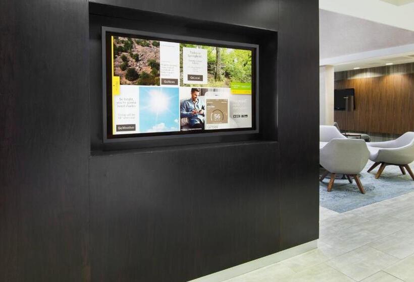 هتل Courtyard By Marriott Springfield Airport