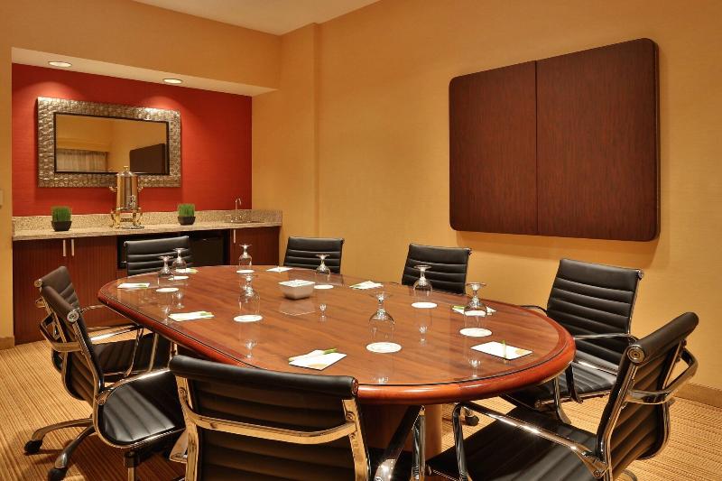هتل Courtyard By Marriott Springfield Airport