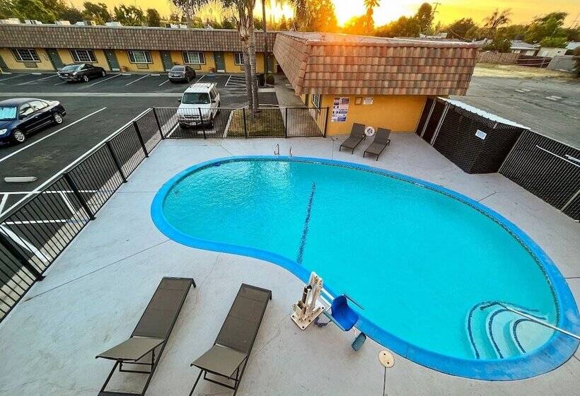 هتل Rodeo Lodge
