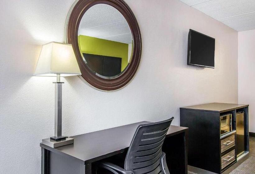 בית מלון כפרי Quality Inn Hinesville   Fort Stewart Area, Kitchenette Rooms   Pool   Guest Laundry