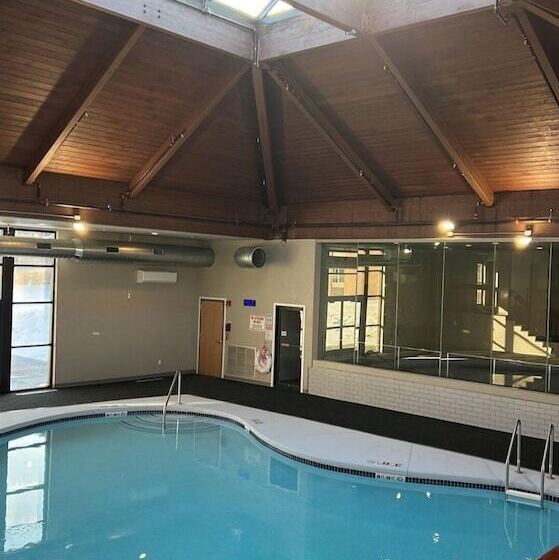 فندق Red Fox Inn And Suites