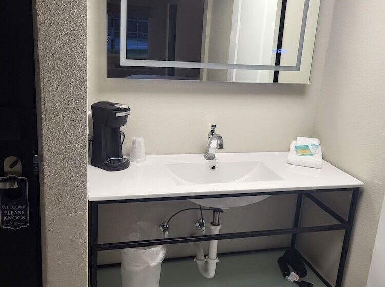 فندق Red Fox Inn And Suites