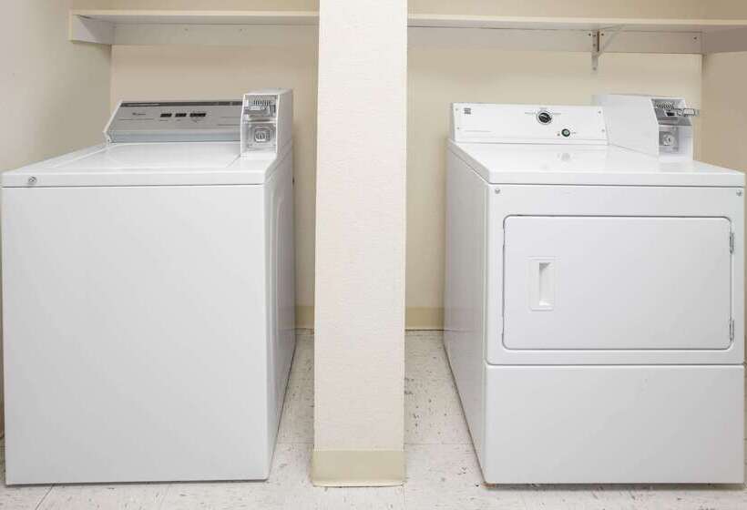 هتل Super 8 By Wyndham Davenport