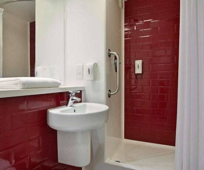 هتل Travelodge London Excel