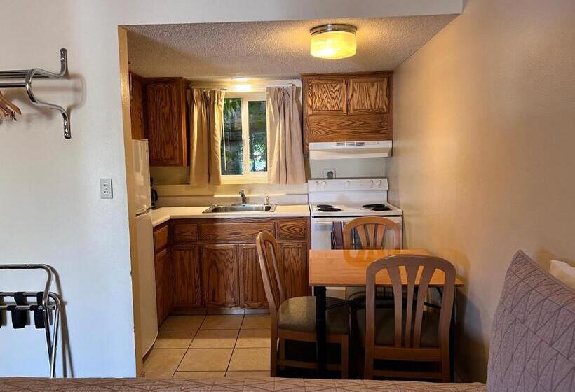 فندق على الطريق Timbers Inn And Suites