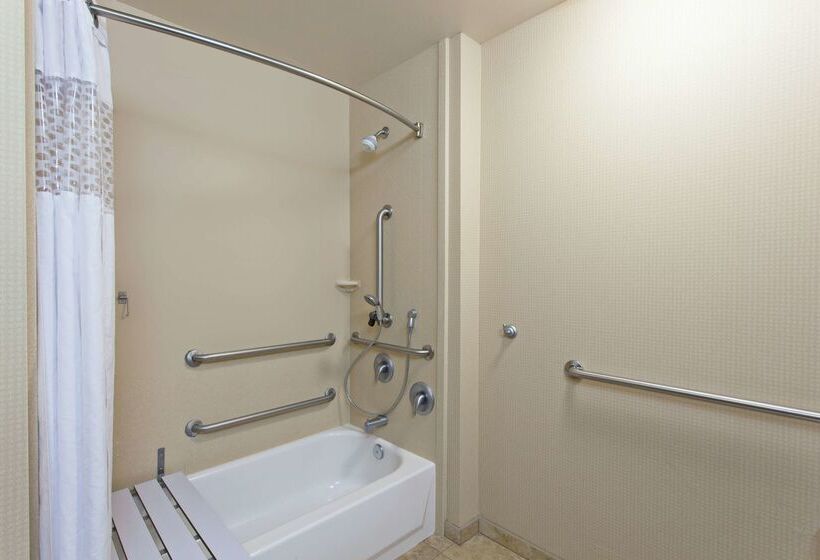 هتل Hampton Inn & Suites Fresno Northwest
