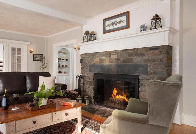 هتل The Lodge At Moosehead Lake