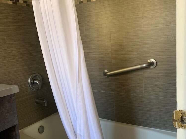هتل Oasis Inn And Suites