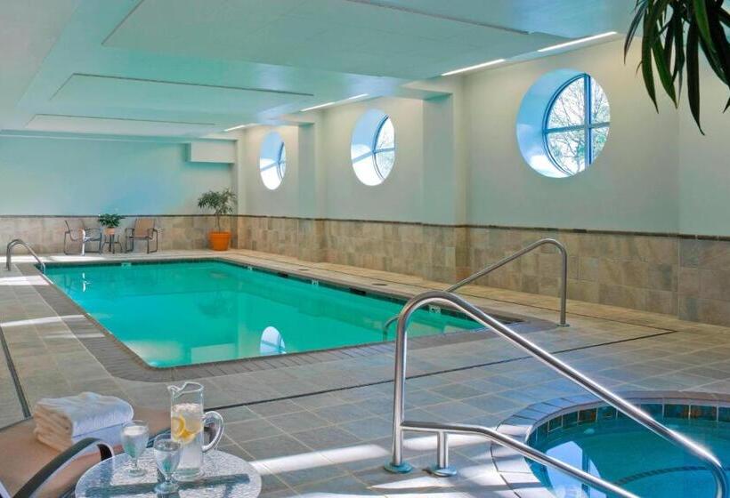 فندق Courtyard Burlington Harbor