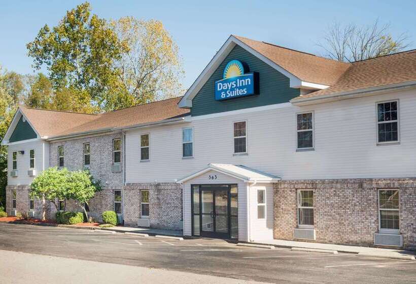 בית מלון כפרי Days Inn & Suites By Wyndham Sellersburg