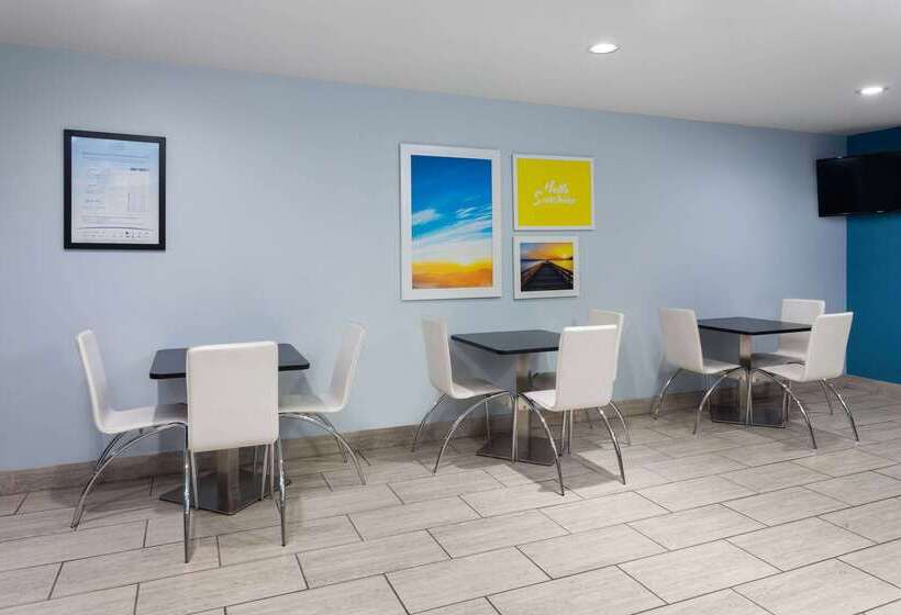 בית מלון כפרי Days Inn & Suites By Wyndham Sellersburg
