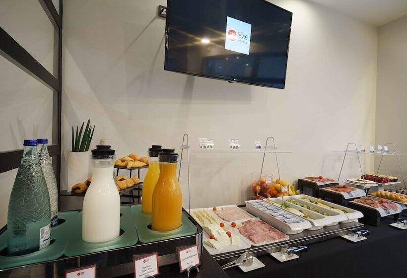 ホテル Exe Malaga Museos