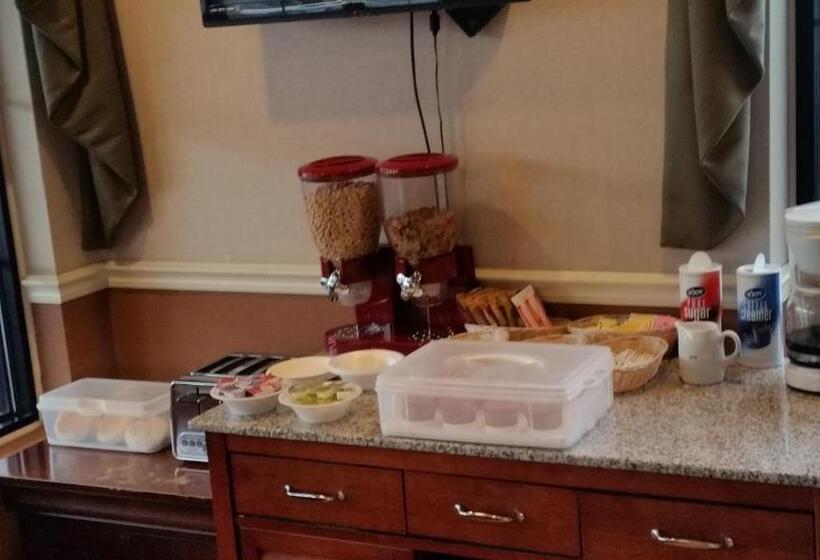 هتل Colonie Inn And Suites