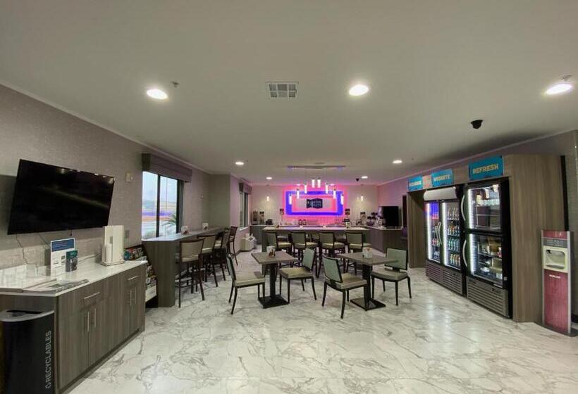 هتل Clarion Pointe Sulphur  Lake Charles