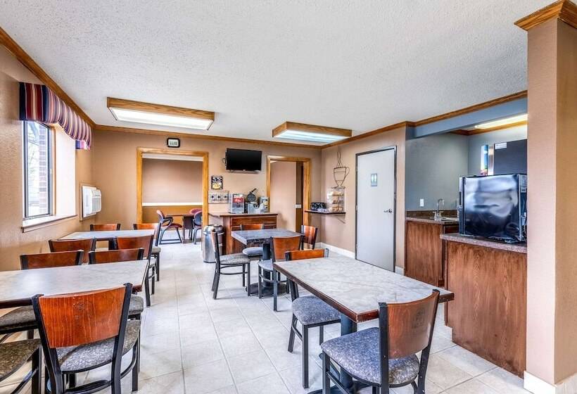فندق Econo Lodge Inn & Suites