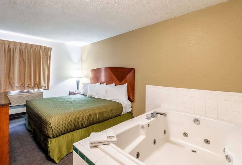 هتل Econo Lodge Inn & Suites
