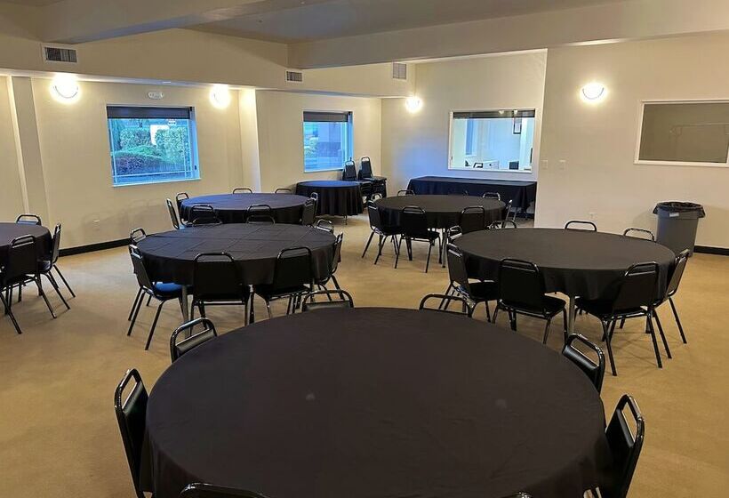 فندق Peppermill Empress Inn