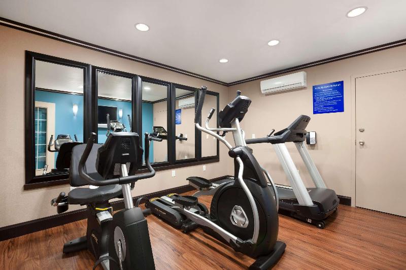 هتل Days Inn & Suites By Wyndham Conroe North