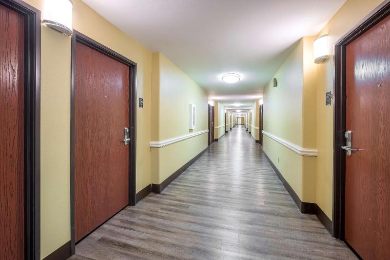 Отель Red Roof Inn & Suites Lake Charles